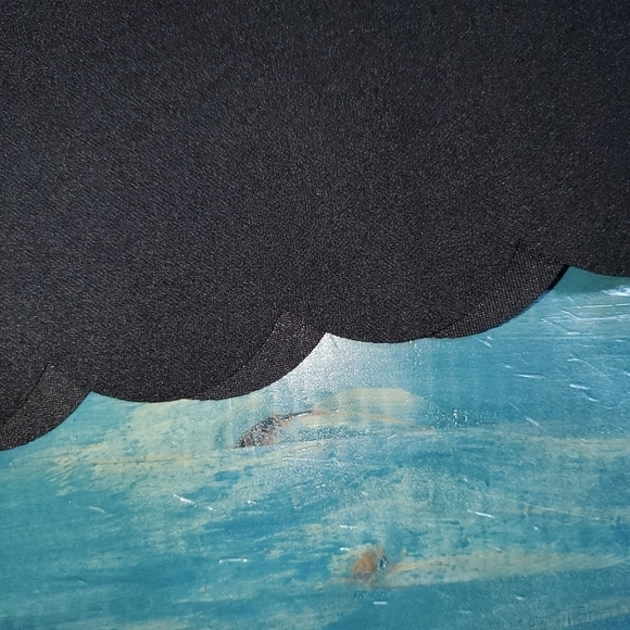Black top with scalloped hem NEW XS - Picture 3 of 5